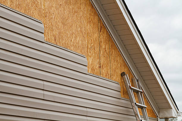 Professional Siding Installation technician working in Canton, IL